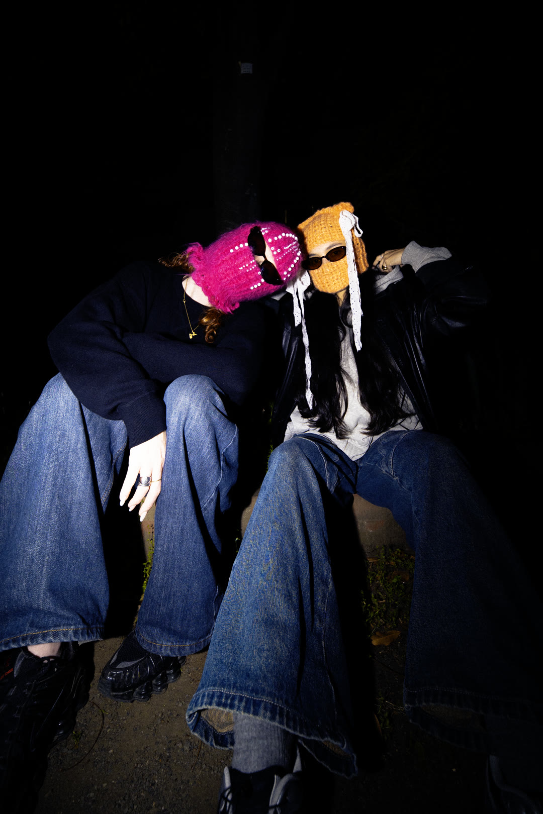 Deux modèles en cagoules crochetées colorées, ambiance nocturne